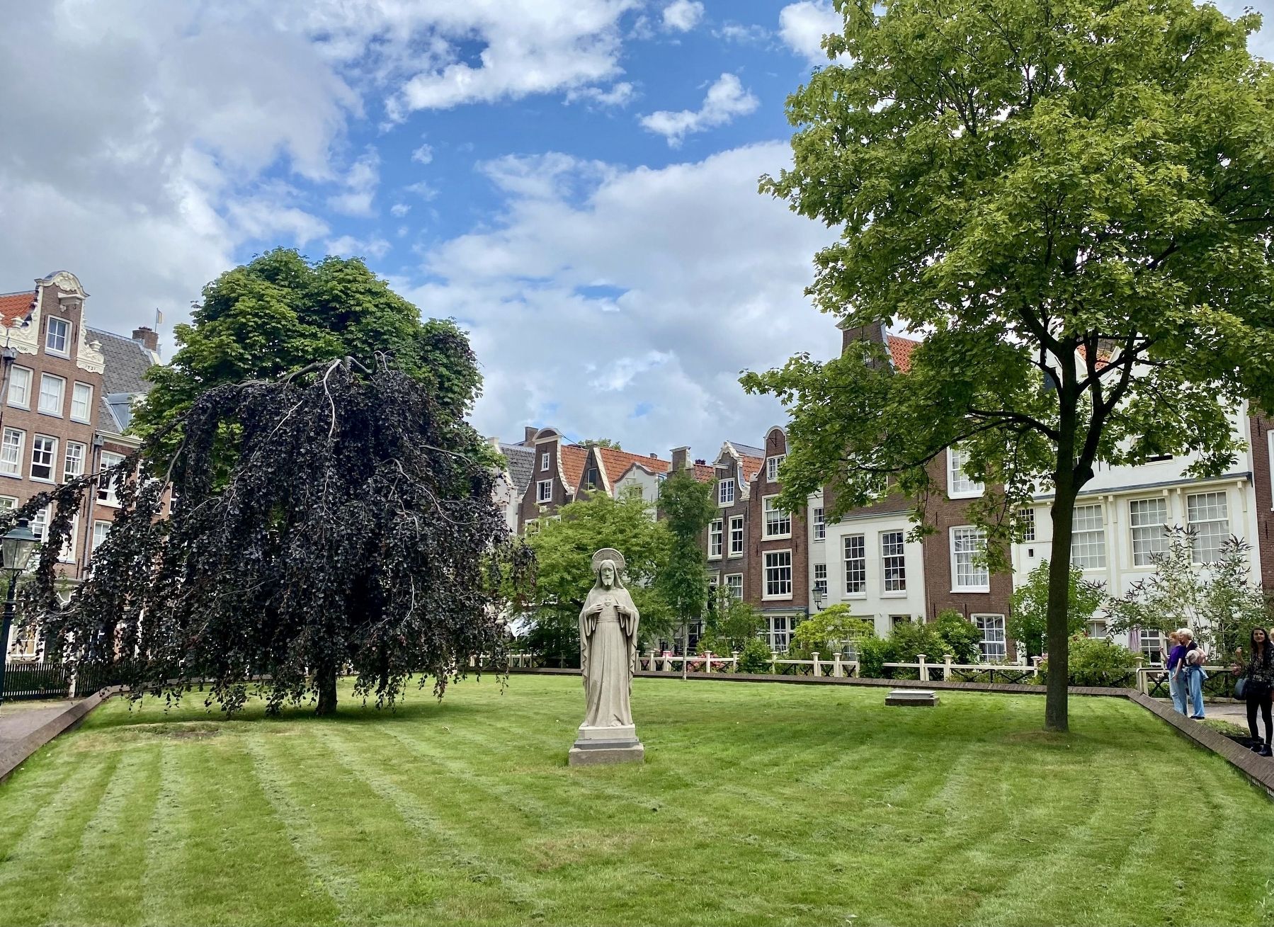 The Begijnhof Courtyard image. Click for full size.