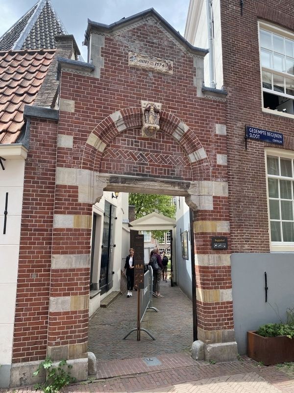 Het Begijnhof Marker - wider view image. Click for full size.