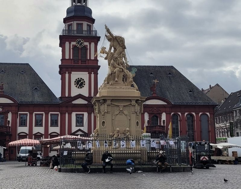 The view of the Marktplatzbrunnen in front of the Altes Rathaus in the market plaza image. Click for full size.