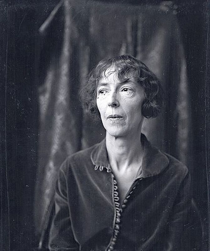 Mazo de la Roche (1879-1961) ca 1927. Click for full size. Mazo de la Roche (1879-1961) ca 1927 image. Click for full size.
