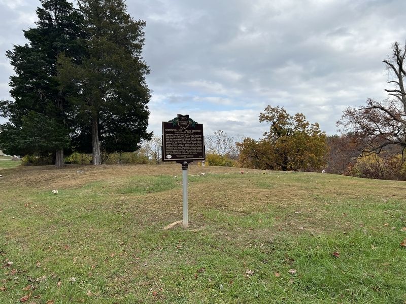 Marker with cemetery in the background image. Click for full size.