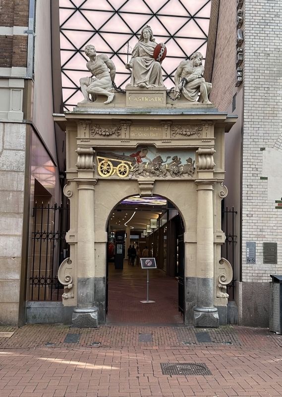 Raspuispoort / �Grating House� Gate and Marker image. Click for full size.