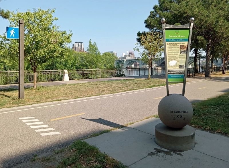 Stevens House Marker beside the river paths northwest of the Third Avenue Bridge image. Click for full size.