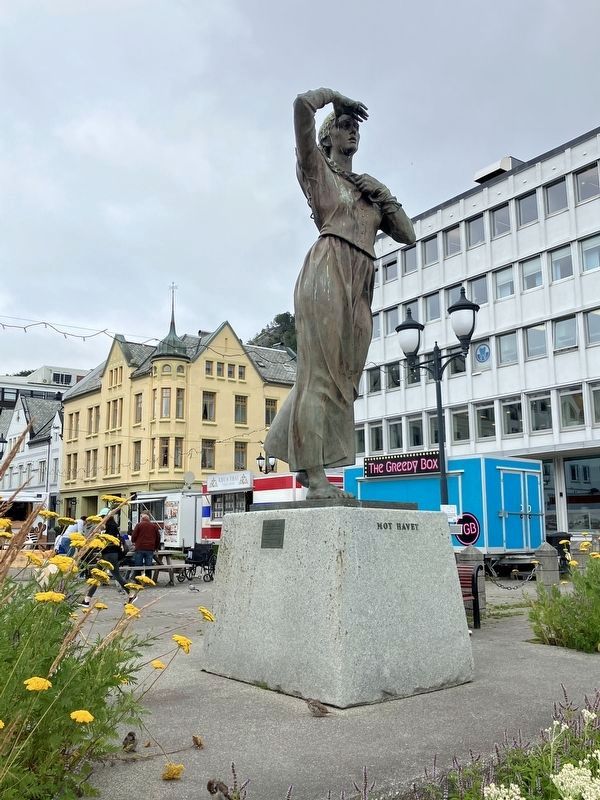Mot Havet Sculpture and Markers image. Click for full size.