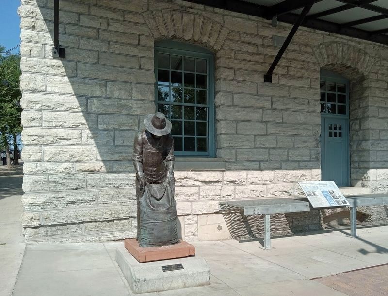 Closer view of marker (right) and adjacent statue image. Click for full size.