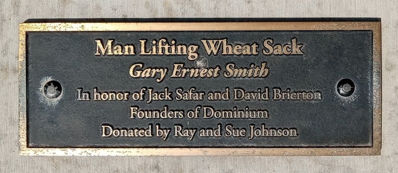 Plaque on statue "Man Lifting Wheat Sack" by Gary Ernest Smith image. Click for full size.