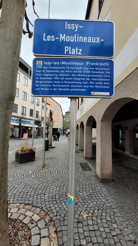 Issy-Les-Moulineaux-Platz Marker image. Click for full size.