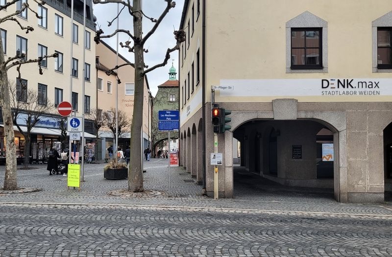 Issy-Les-Moulineaux-Platz Marker image. Click for full size.