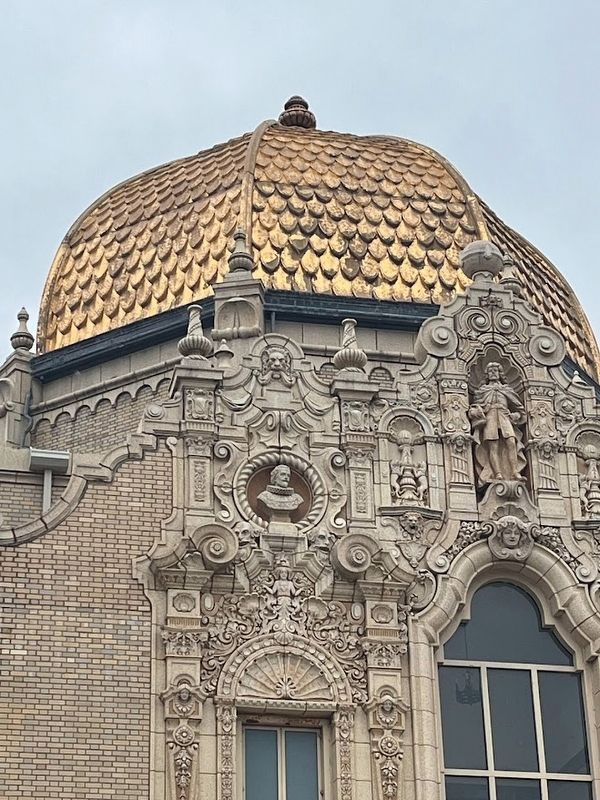 Garfield Park Fieldhouse "Gold Dome" and sculptures image. Click for full size.