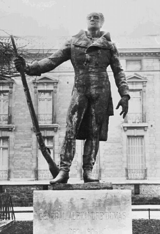Statue of General Thomas-Alexandre Dumas image. Click for full size.
