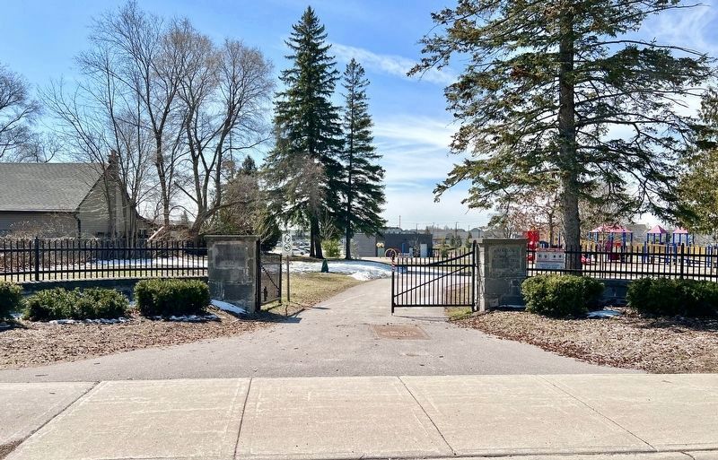 Memorial Park gates on Main Street North. image. Click for full size.
