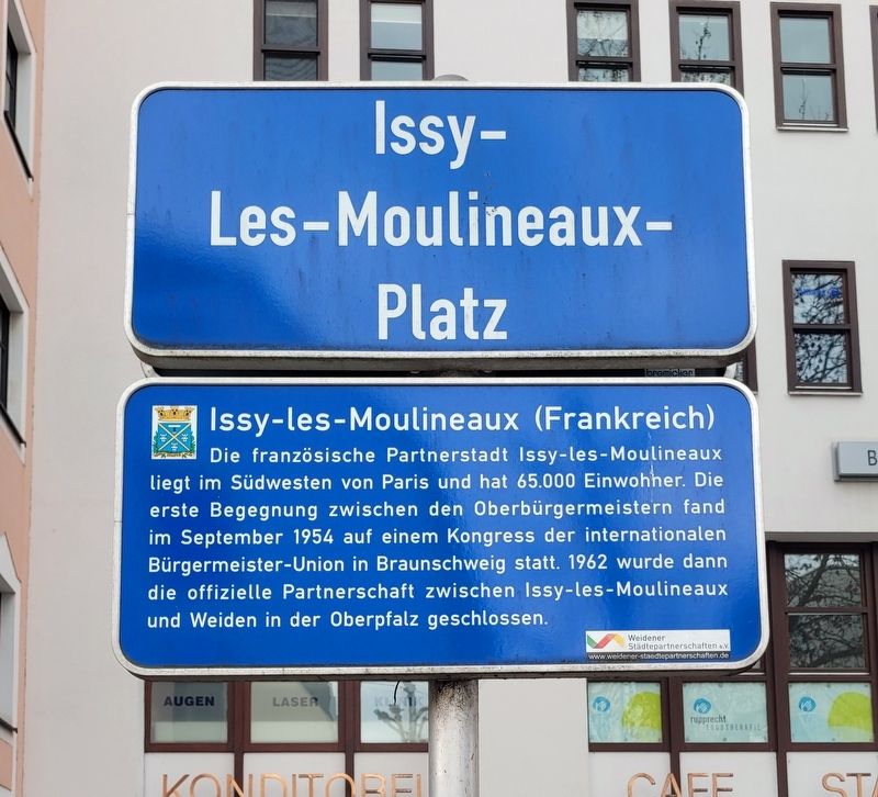 Issy-Les-Moulineaux-Platz Marker. Click for full size. Issy-Les-Moulineaux-Platz Marker image. Click for full size.