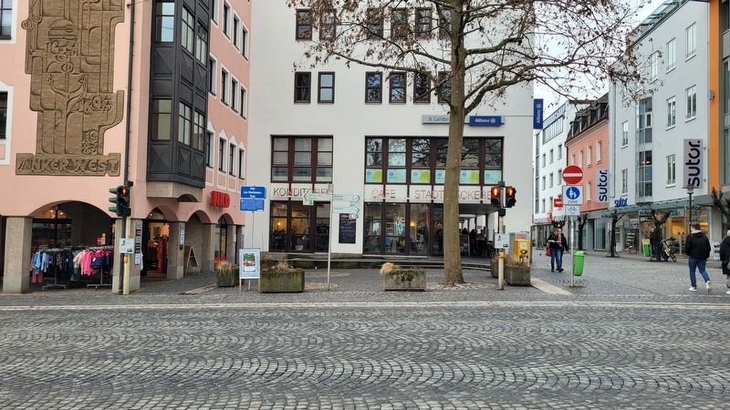 The view of the Issy-Les-Moulineaux-Platz Marker along the street. Click for full size. The view of the Issy-Les-Moulineaux-Platz Marker along the street image. Click for full size.