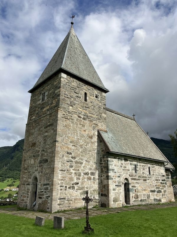 Hove kyrkje image. Click for full size.