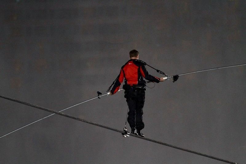 Nik Wallenda Niagara Falls 2012.jpg image. Click for full size.