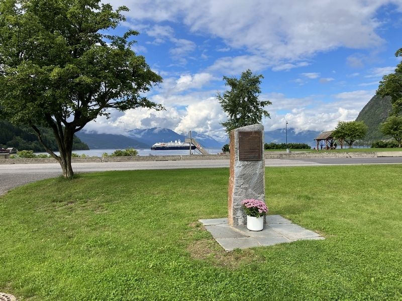 Minnesmerke over dei Reisande som budde i Vik: Marker image. Click for full size.
