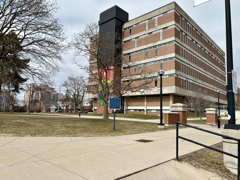 Wilfred Laurier University/ Universit� Wilfred Laurier Marker image. Click for full size.