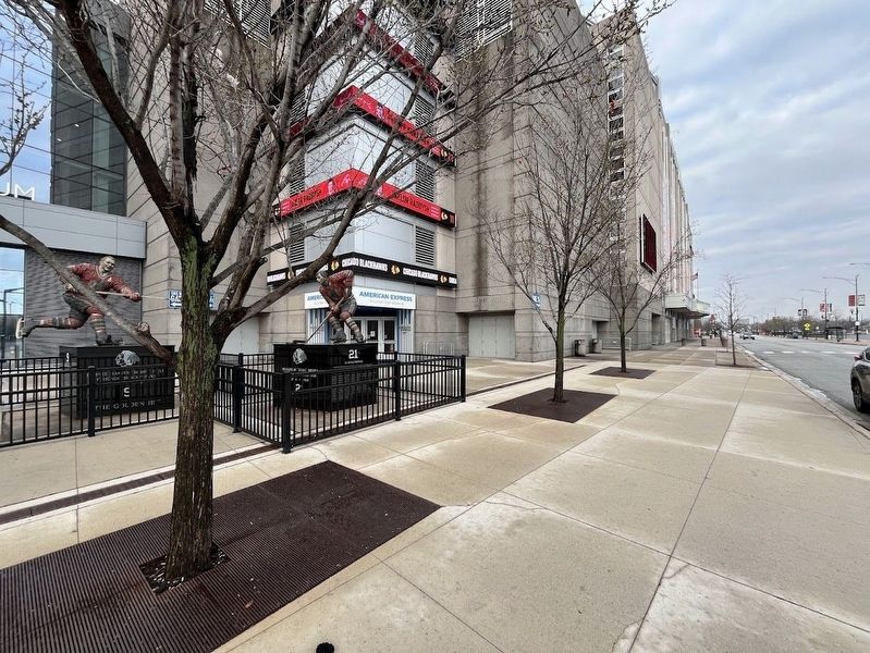 Mikita and Hull statues, and the United Center entrance. Click for full size. Mikita and Hull statues, and the United Center entrance image. Click for full size.