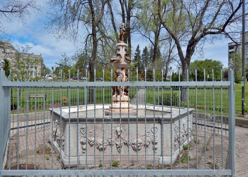 Hogarth Fountain image. Click for full size.