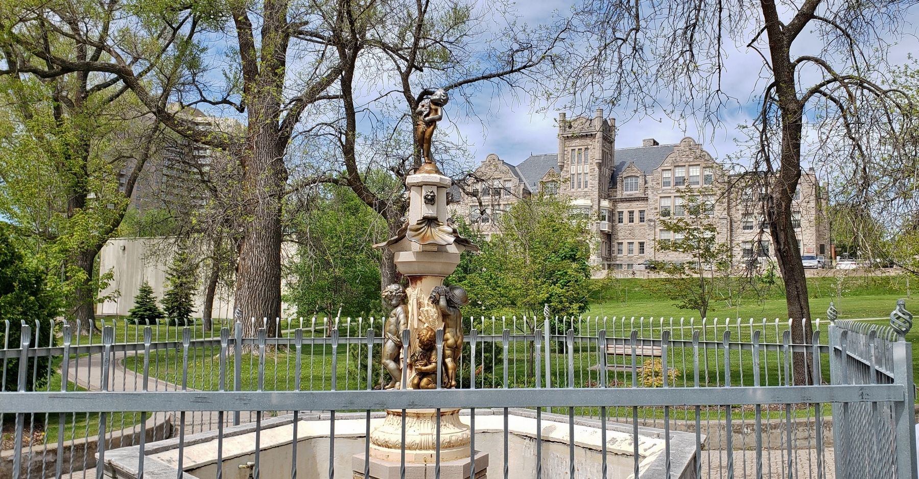 Hogarth Fountain image. Click for full size.