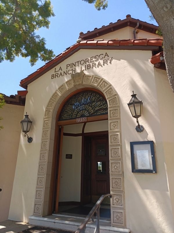 La Pintoresca Library Marker, next to main entrance image. Click for full size.