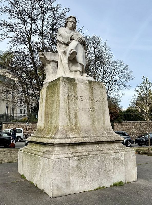 Honor de Balzac statue image. Click for full size.