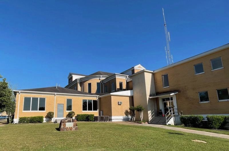 Marker is at rear of Choctaw County Courthouse. image. Click for full size.