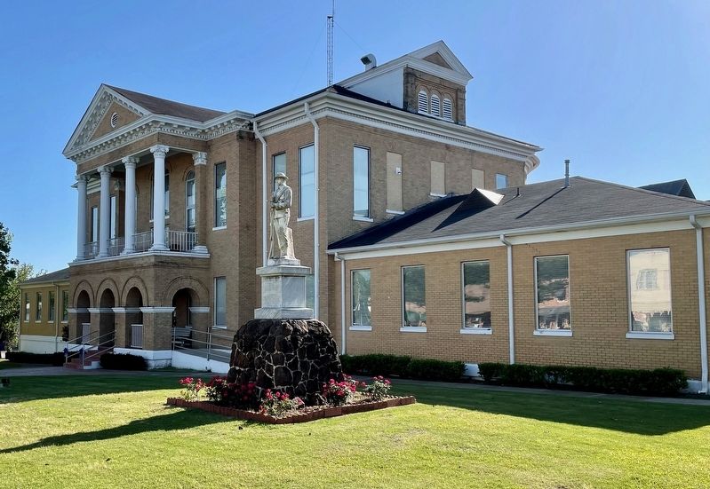 Confederate Soldier's Monument at Choctaw County Courthouse. image. Click for full size.