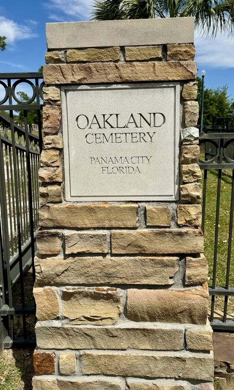 Oakland Cemetery entrance image. Click for full size.