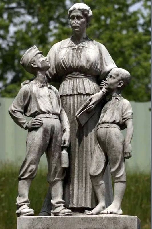 The Ellen Webster Palmer statue as it appeared in 2005 image. Click for full size.