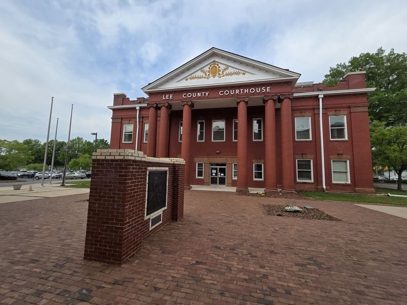 General Robert E. Lee Marker near main entrance of historic Lee County Courthouse image. Click for full size.