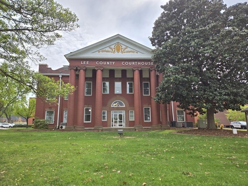 Lee County Courthouse view from South Horner Street image. Click for full size.