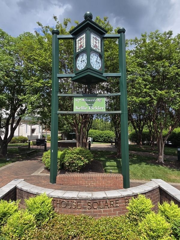 Courthouse Square Park entrance and town clock image. Click for full size.