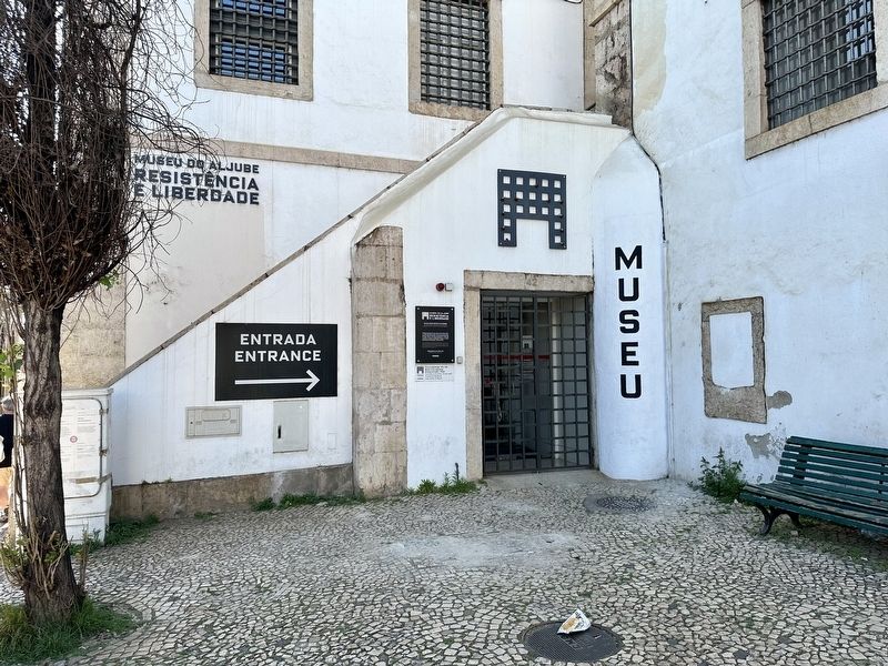 Antiga Prisáo Política / Former Political Prison Marker - wide view. Click for full size. Antiga Prisáo Política / Former Political Prison Marker - wide view image. Click for full size.
