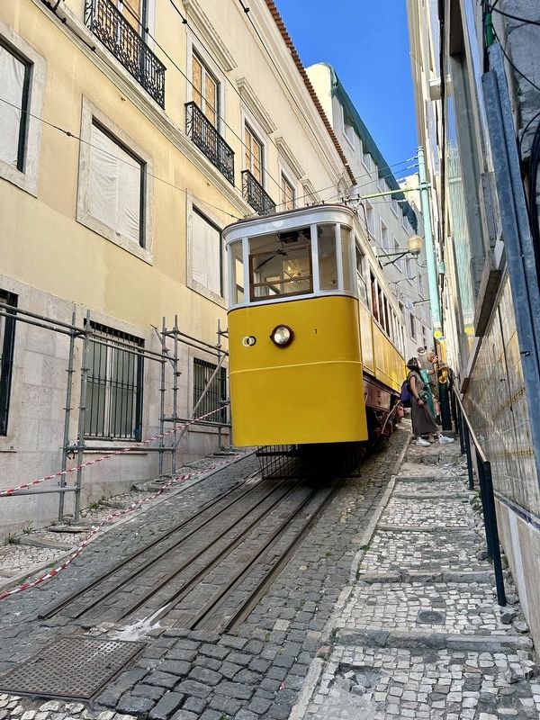 Funicular car at the lower endpoint of the route, on Largo da Anunciada image. Click for full size.