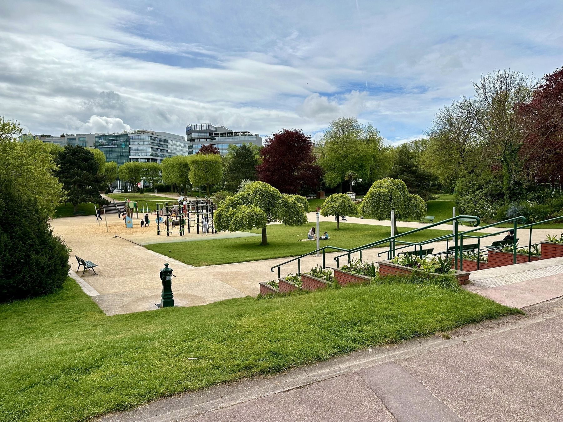 Square du Serment de Koufra - general view of the park. Click for full size. Square du Serment de Koufra - general view of the park image. Click for full size.
