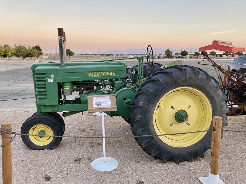 1946 John Deere Model G and Marker image. Click for full size.