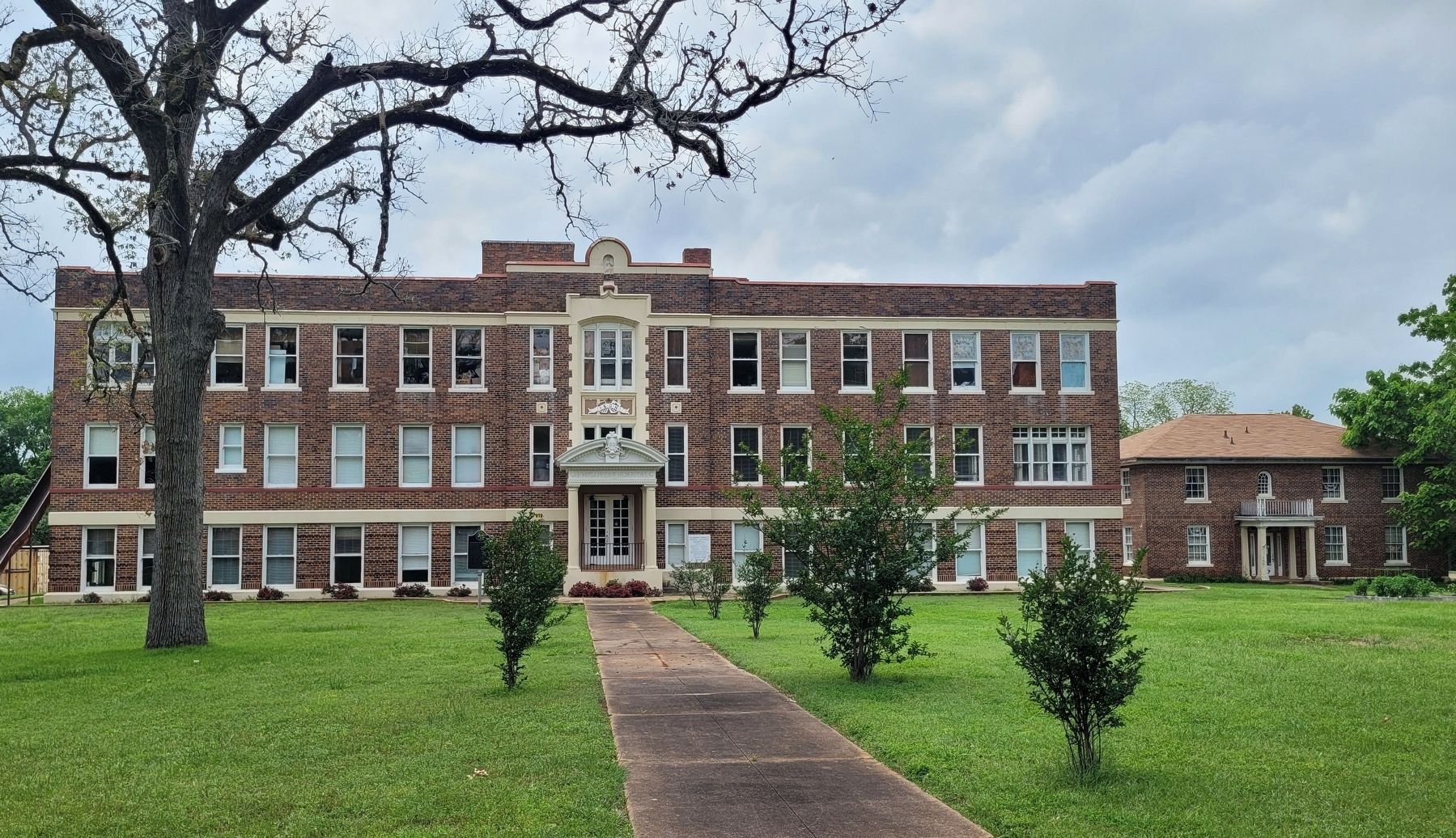 The view of the I & GN Hospital and Nurses' Quarters and Marker from the street image. Click for full size.