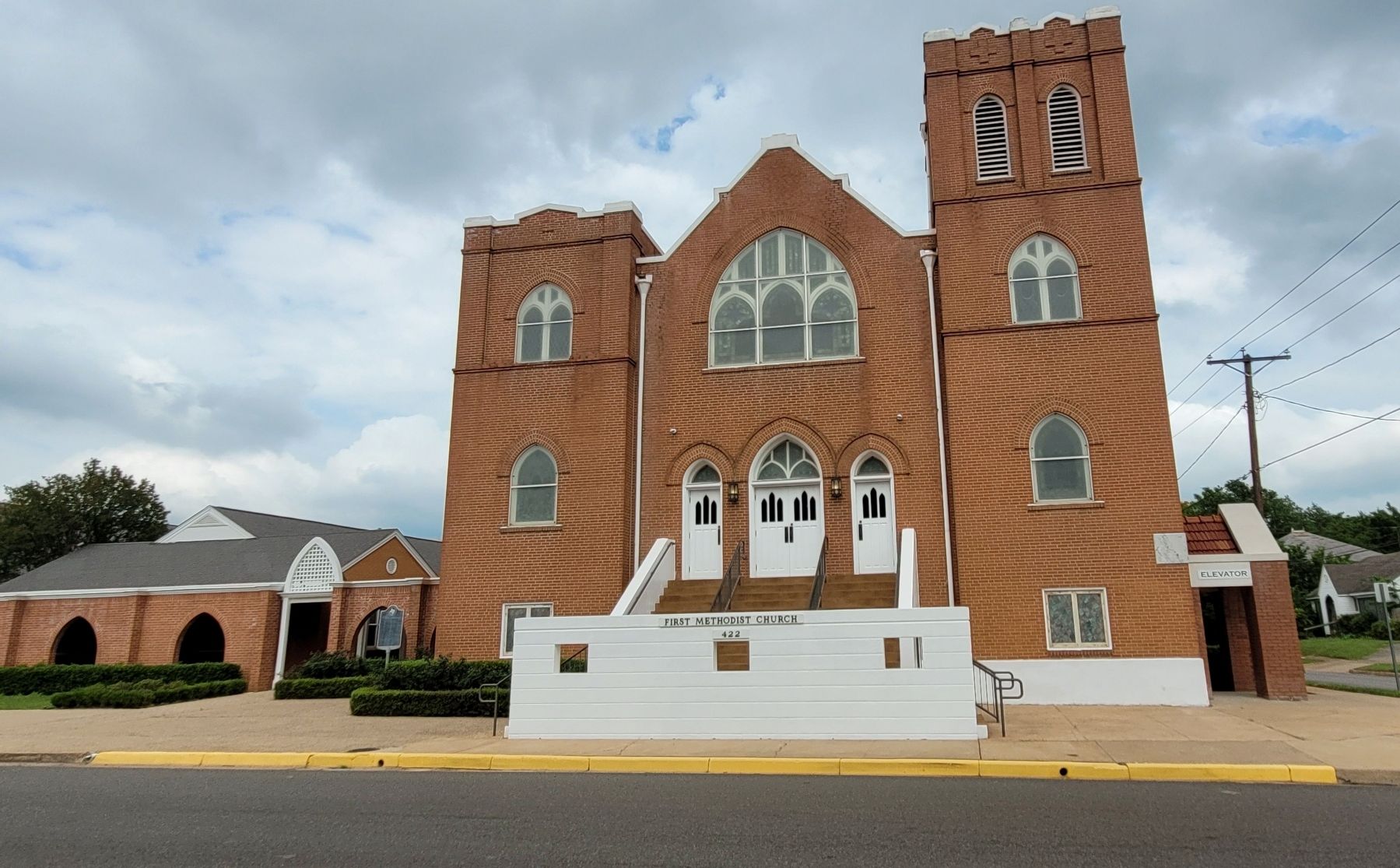 The view of the First Methodist Church of Palestine and Marker from across the street image. Click for full size.