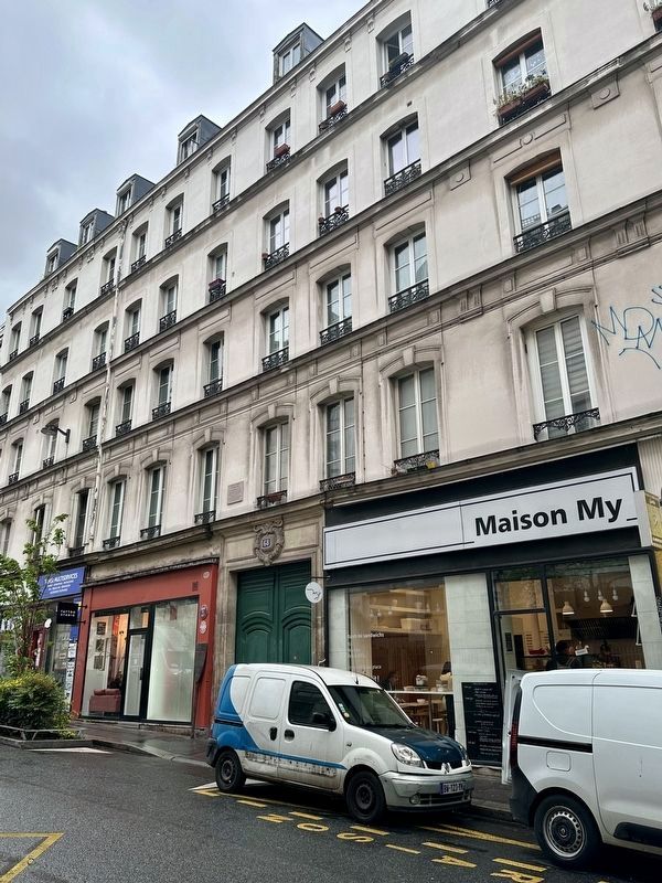 Les Botanistes: rue du Chemin Vert Marker - wider view. Click for full size. Les Botanistes: rue du Chemin Vert Marker - wider view image. Click for full size.