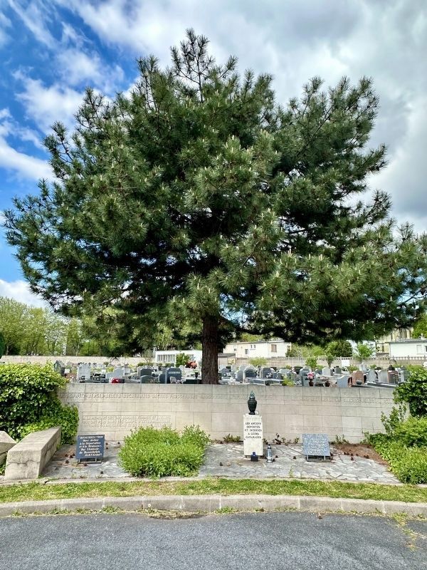 Saint-Denis Municipal Cemetery Holocaust Memorial image. Click for full size.