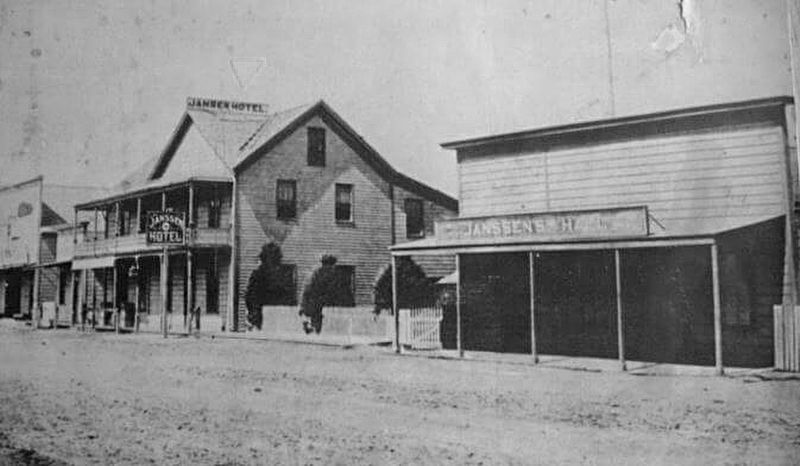 Janssen�s Hall - on right image. Click for full size.