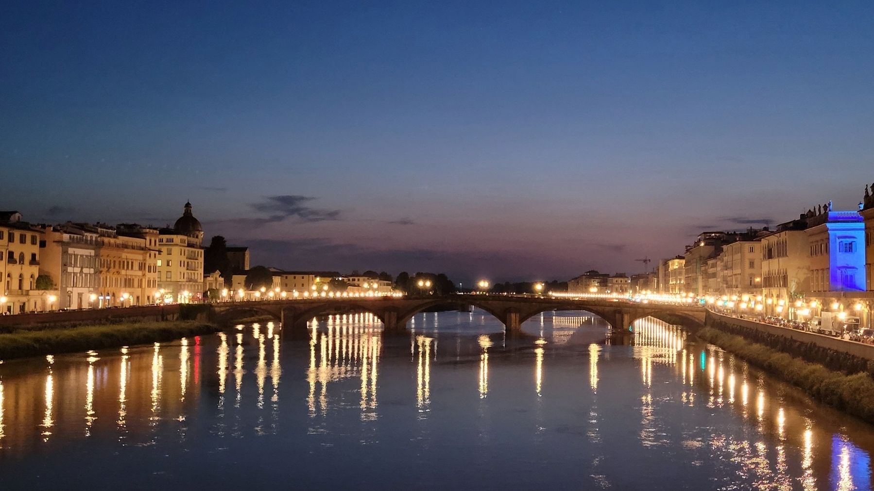 Night view of the Ponte alla Carraia Bridge image. Click for full size.