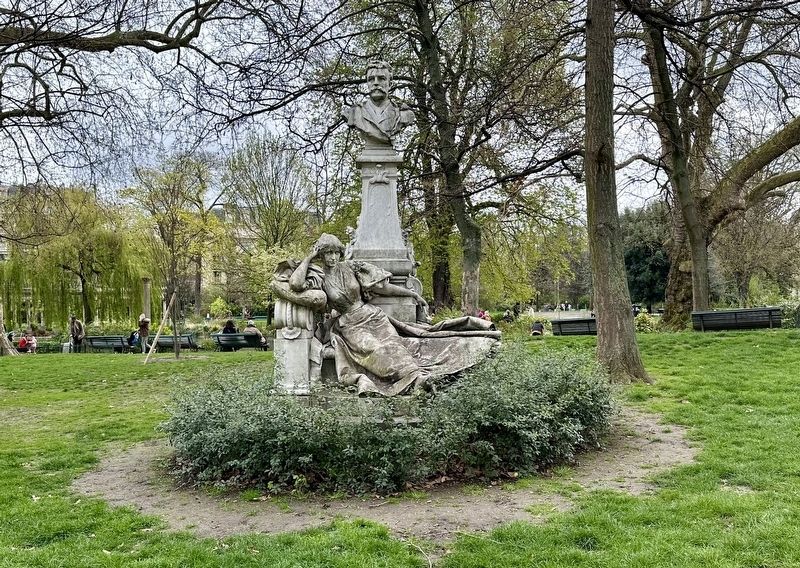 Parc Monceau - bust of writer Guy de Maupassant image. Click for full size.