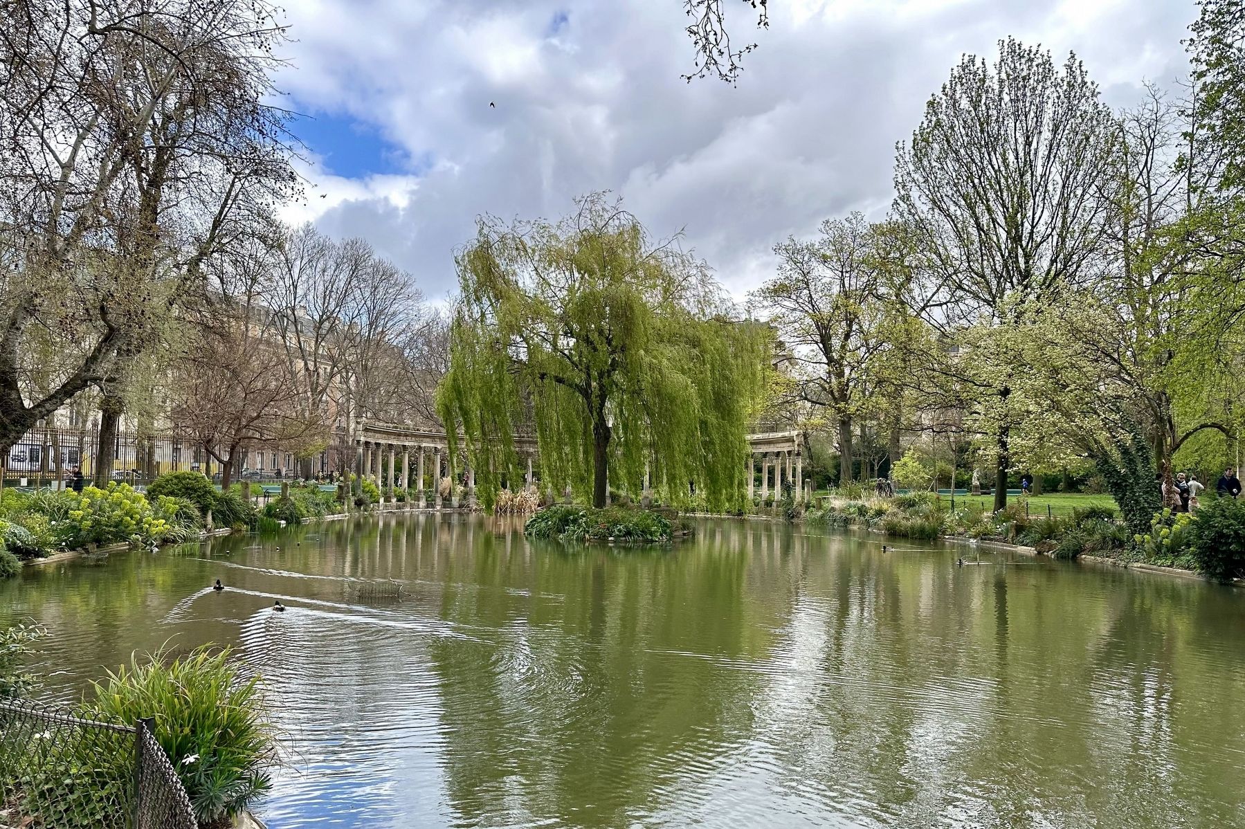 Parc Monceau - water feature with colonnade in background image. Click for full size.
