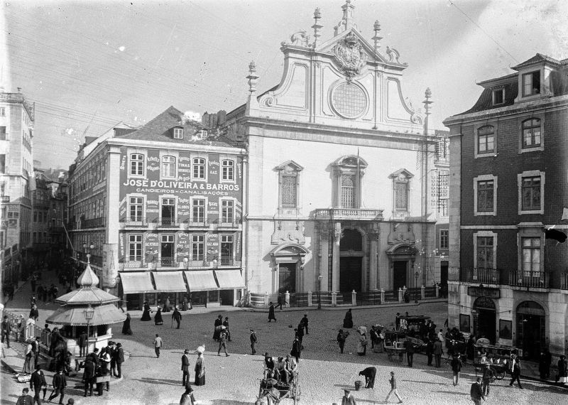 Largo de So Domingos (the square in front of the church) image. Click for full size.