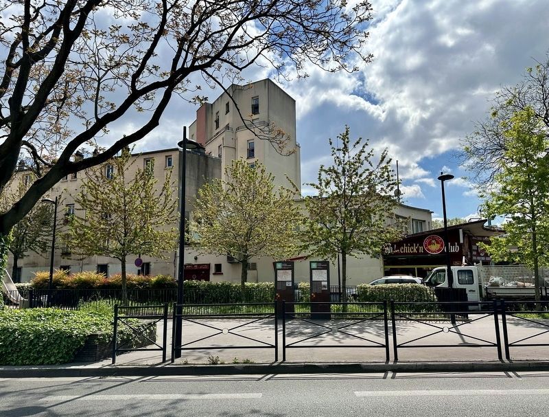 Saint-R�my, to the sources of the neighbourhood Marker - wide view image. Click for full size.
