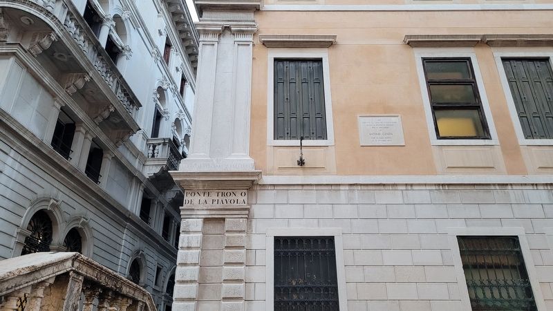 The view of the Antonio Canova Marker along the building. image. Click for full size.