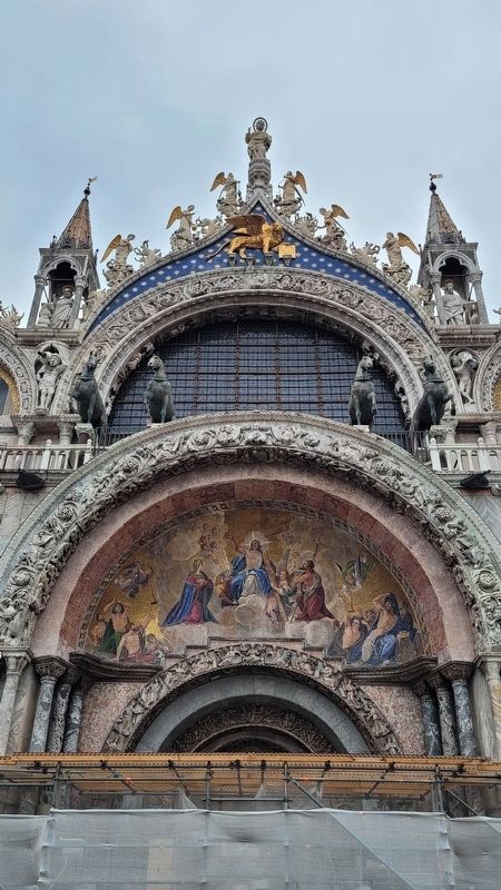 Artwork on the top of front of St. Mark's Basilica image. Click for full size.