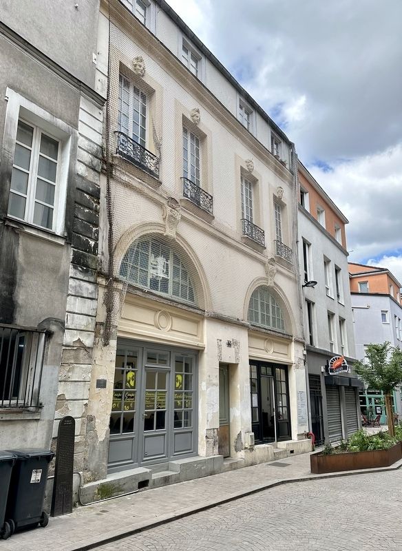 La Maison Aux Masques and Marker image. Click for full size.
